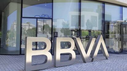 Entrada a un edificio del BBVA. 