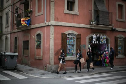 Un grupo de mujeres pasa por delante de un comercio del barrio de la Barceloneta.