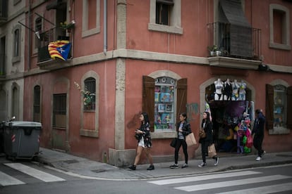 Un grup de dones passa per davant d'un comerç del barri de la Barceloneta.