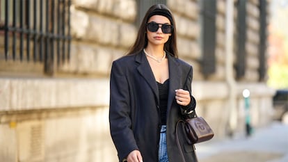 Una chica caminando por la calle