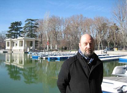 Alfonso Bola?os dirige las instalaciones deportivas del estanque del Retiro desde 2001.