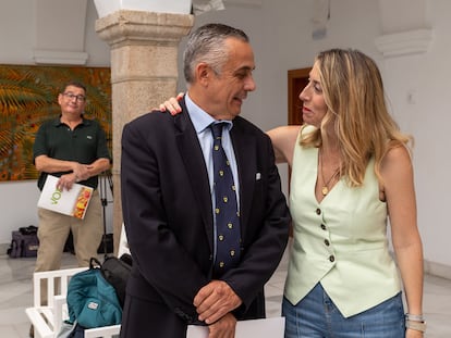 La presidenta de Extremadura, María Guardiola, del PP, con Ángel Pelayo Gordillo, de Vox, tras rubricar el acuerdo de gobierno de coalición el pasado junio.