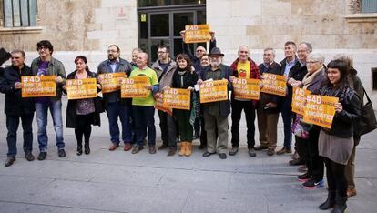 Miembros de la plataforma ante la Generalitat.