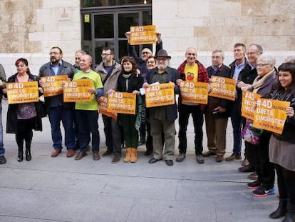 Miembros de la plataforma ante la Generalitat.