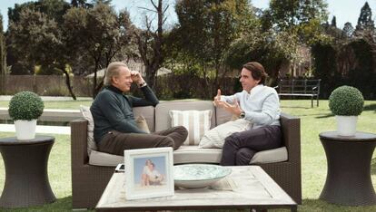 El expresidente del Gobierno Jos&eacute; Mar&iacute;a Aznar (d), con Bert&iacute;n Osborne (i) en el programa &#039;Mi casa es la tuya&#039;.