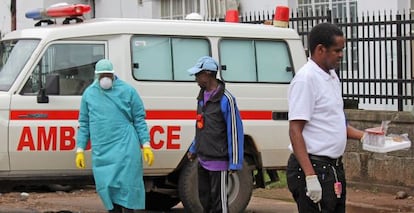 Profissionais da saúde no hospital Connaught, em Freetown (Serra Leoa)