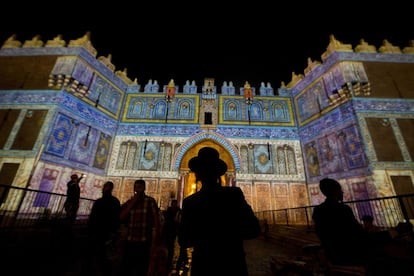 Un hombre judío ultraortodoxo observa la proyección lumínica sobre la Puerta de Damasco durante el Festival de luces de Jerusalén.