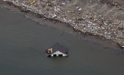 Una vista aérea muestra una casa inundada cerca de la ciudad costera devastada por el terremoto de Dichato.