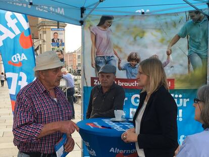 La candidata de AfD Katrin Ebner-Steiner hace campaña en Deggendorf (Baviera).