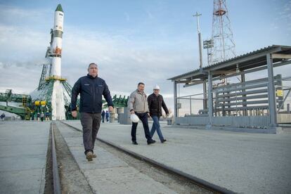 Dmitri Rogozin, el director de Roscosmos, en el cosmodromo de Baikonur el 25 de abril antes del lanzamiento de un cohete.