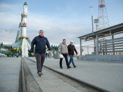 Dmitri Rogozin, el director de Roscosmos, en el cosmodromo de Baikonur el 25 de abril antes del lanzamiento de un cohete.