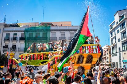 La bandera de Palestina se alza sobre la multitud frente al barco pirata que decora el 'Bulevar'.