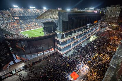 Miles de aficionados del Valencia protestan en el exterior de Mestalla mientras su equipo juega el partido contra el Athletic.