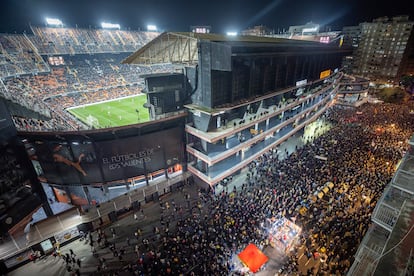 Miles de aficionados del Valencia protestan en el exterior de Mestalla mientras su equipo juega el partido contra el Athletic.