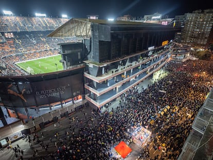 Miles de aficionados del Valencia protestan en el exterior de Mestalla mientras su equipo juega el partido contra el Athletic.