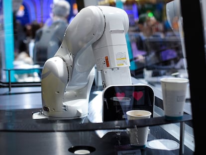 Un robot sirve un café durante la edición 2019 del Mobile World Congress
