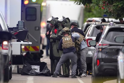 Agentes del FBI con trajes de protección tras el ataque en Boulder (Colorado).