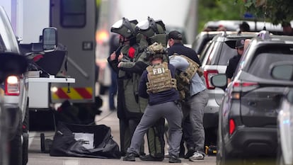 Agentes del FBI con trajes de protección tras el ataque en Boulder (Colorado).