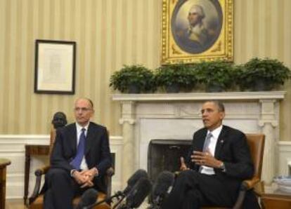 El presidente estadounidense, Barack Obama (d) conversa con el primer ministro italiano, Enrico Letta (i) durante la reunión que ambos mandatarios mantuvieron en el despacho oval de la Casa Blanca en Washington, Estados Unidos.