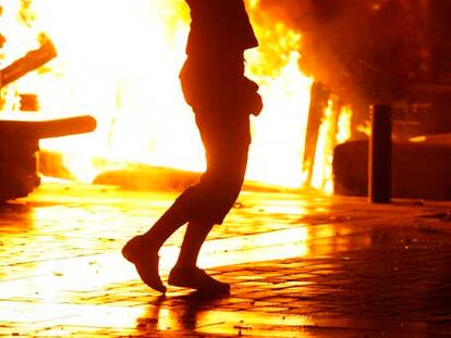 Una joven, ante una barricada de la plaza de San Ildefonso.