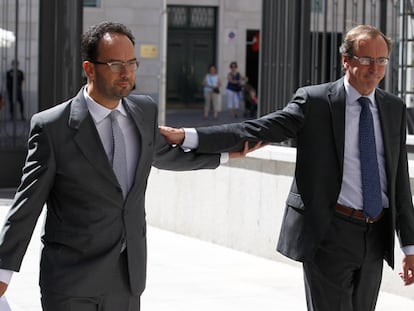 Antonio Hernando (i), nuevo portavoz del PSOE en el Congreso, junto a Alfonso Alonso, portavoz del PP en el Congreso.