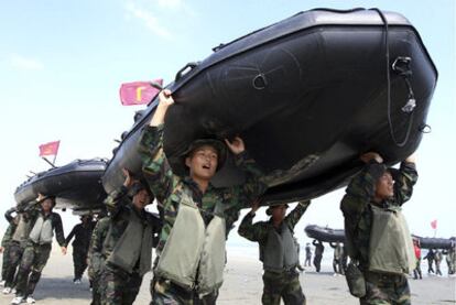 Soldados surcoreanos transportan lanchas neumáticas durante un ejercicio en la isla de Baengnyeong.