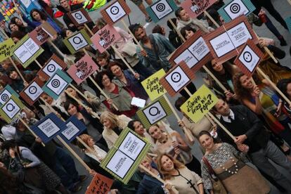 Concentració del Fashion Revolution Day a Barcelona.