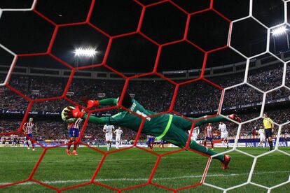 Instante de la parada que el portero del Real Madrid le hace a Antoine Griezmann, delantero del Atlético, en el partido que enfrentó a los dos equipos el pasado 4 de octubre.