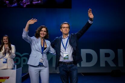 El congreso del PP madrileño ha dejado este sábado una imagen y un discurso imposibles hace apenas unos meses: el líder del partido y la presidenta de la Comunidad de Madrid abrazados y dedicándose elogios mutuos. Alberto Núñez Feijóo ha entendido, a diferencia de Pablo Casado, que le conviene acercarse a Isabel Díaz Ayuso. El jefe de los conservadores lo tiene claro y se ha deshecho en elogios a la presidenta madrileña.