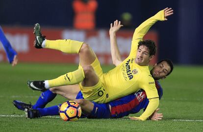 Sergio Busquets, del FC Barcelona pelea por el balón con el jugador del Villarreal, Pato, durante el partido de la Liga española de fútbol entre Villarreal y Barcelona.