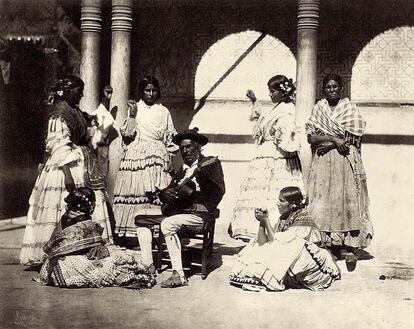 Gitanos bailando en la Alhambra de Granada (1862).