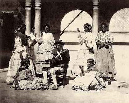 Gitanos bailando en la Alhambra de Granada (1862).