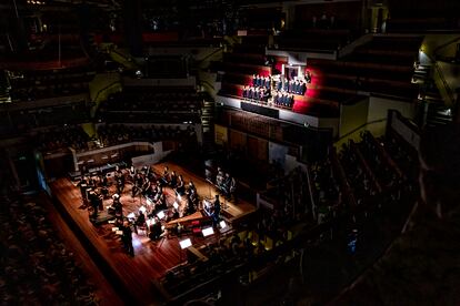 Visión cenital del Ensemble Correspondandes en su concierto del sábado por la tarde en el Vredenburg de Utrecht. A la derecha, en lo alto, los niños y niñas de Les pages et les chantres du Centre de musique baroque de Versailles.