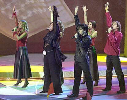 Rosa y sus coristas (Chenoa, Bisbal, Gisela, Bustamante y Gelo), durante la interpretación de <i>Europe&#39;s living a celebration.</i>