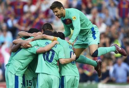 Los jugadores del Barcelona celebran el tanto de Keita.
