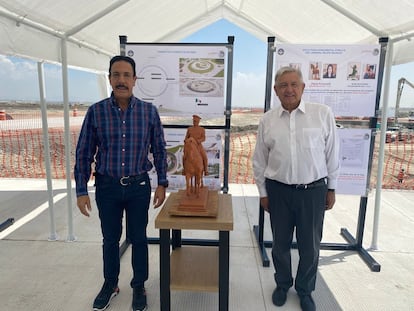 Omar Fayad y Andrés Manuel López Obrador, junto a la maqueta de la estatua de Felipe Ángeles