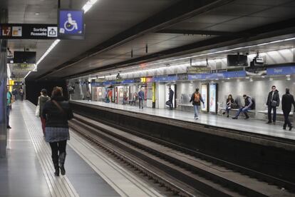La estación de Diagonal de la Línea 5 de Barcelona excepcionalmente medio vacía este viernes por la mañana.