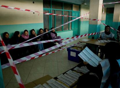 Operaciones de recuento de las papeletas en un colegio electoral de Kabul.