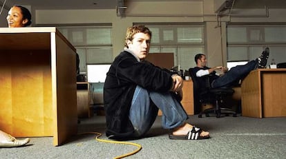 Mark Zuckerberg nos primeiros escritórios do Facebook.