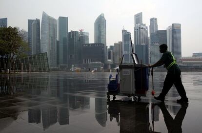 Un limpiador en la mañana de Singapur.