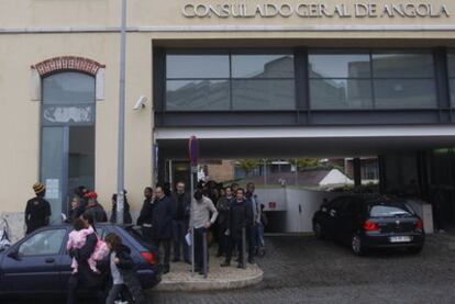 Colas en el consulado de Angola en Lisboa.