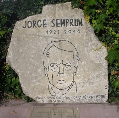 Estela de piedra que Eduardo Arroyo realizó en recuerdo de su amigo Jorge Semprún y que regaló a la localidad francesa de Biriatou.