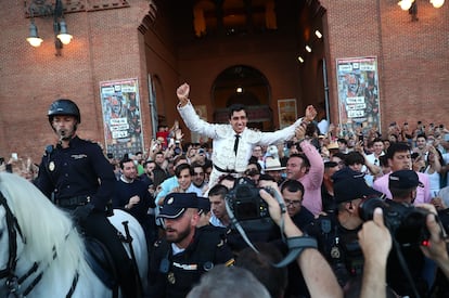 Ángel Téllez, a hombros por la Puerta Grande de Las Ventas.