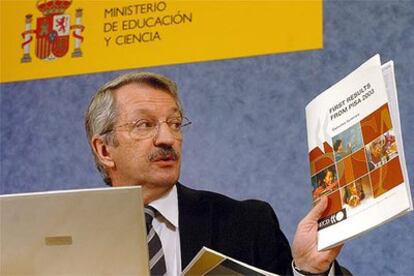 El secretario de Educación, Alejandro Tiana, en la rueda de prensa en la que ha presentado el informe <i>Pisa 2003</i>.