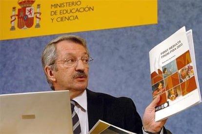 El secretario de Educación, Alejandro Tiana, en la rueda de prensa en la que ha presentado el informe <i>Pisa 2003</i>.