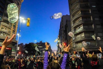 Personas protestan por la falta de acceso a agua potable, en el centro de Montevideo, en mayo de 2023.