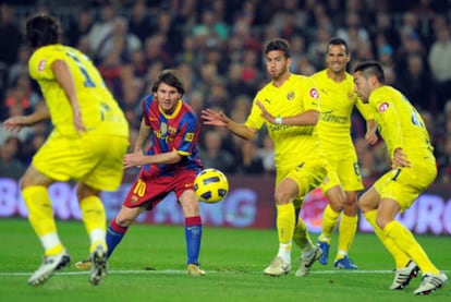 Messi dispara rodeado de jugadores del Villarreal.