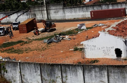 No sábado 21, o Governo iniciou a instalação de containers dentro de Alcaçuz para separar os pavilhões 4 e 5 (controlados pelo PCC), dos pavilhões 1, 2 e 3 (controlados pelo RN). Os containers, segundo o Governo, são provisórios, até que a construção de um muro seja finalizada.