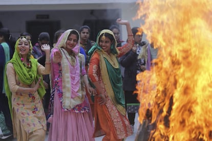 Algunas estudiantes bailan junto a una hoguera durante la celebración del Festival Lohri en el instituto Khalsa de mujeres, en Amritsar (India).