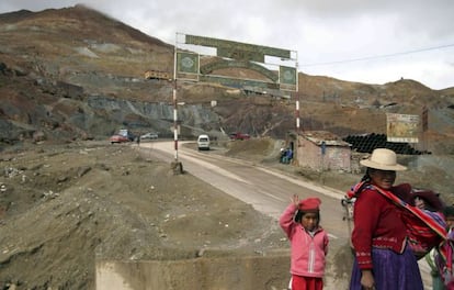 Una mujer palliri junto a sus hijos en uno de los caminos al cerro.